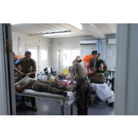 Des infirmières prennent en charge un blessé pour un exercice au Rôle 1 de Deir Kifa, au Sud-Liban.