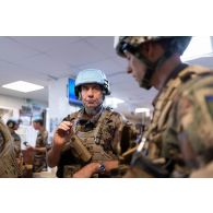 Des soldats travaillent au centre opérationnel de Deir Kifa, au Sud-Liban.