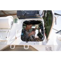 Des éléments opérationnels de déminage (EOD) se prépare à partir en mission à bord d'un véhicule de l'avant blindé (VAB) à Deir Kifa, au Sud-Liban.