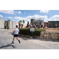 Des casques bleus participent à une course en relais autour du camp de Deir Kifa, au Sud-Liban.