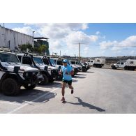 Un casque bleu participe à une course en relais autour du camp de Deir Kifa, au Sud-Liban.