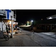 Des casques bleus participent à une course en relais autour du camp de Deir Kifa, au Sud-Liban.