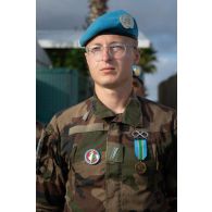 Portrait d'un casque bleu décoré de la médaille commémorative de la FINUL à Deir Kifa, au Sud-Liban.