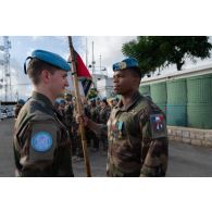 Un chef de section remet la médaille commémorative de la FINUL au porte-fanion du 48e régiment de transmissions (RTrs) à Deir Kifa, au Sud-Liban.