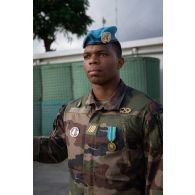 Portrait du porte-fanion du 48e régiment de transmissions (RTrs) décoré de la médaille commémorative de la FINUL à Deir Kifa, au Sud-Liban.