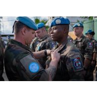 Un officier remet la médaille commémorative de la FINUL à un casque bleu à Deir Kifa, au Sud-Liban.