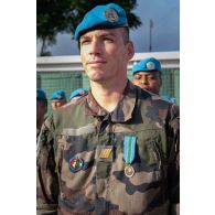 Portrait d'un soldat du 1er régiment de spahis (RS) décoré de la médaille commémorative de la FINUL à Deir Kifa, au Sud-Liban.