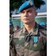 Portrait d'un soldat décoré de la médaille commémorative de la FINUL à Deir Kifa, au Sud-Liban.