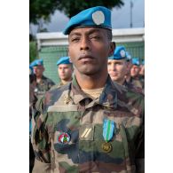 Portrait d'un soldat décoré de la médaille commémorative de la FINUL à Deir Kifa, au Sud-Liban.