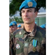 Portrait d'un sapeur du groupe de plongeurs-démineurs de la Méditerranée (GPD-MED) décoré de la médaille commémorative de la FINUL à Deir Kifa, au Sud-Liban.