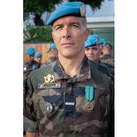 Portrait d'un prévôt décoré de la médaille commémorative de la FINUL à Deir Kifa, au Sud-Liban.