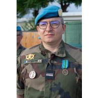 Portrait d'un prévôt décoré de la médaille commémorative de la FINUL à Deir Kifa, au Sud-Liban.