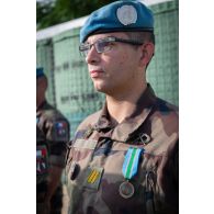 Portrait d'un soldat décoré de la médaille commémorative de la FINUL à Deir Kifa, au Sud-Liban.