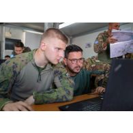 Des soldats finlandais et italiens travaillent dans la salle des simulateurs au centre opérationnel de Deir Kifa, au Sud-Liban.