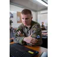 Un soldat finlandais travaille sur ordinateur dans la salle des simulateurs au centre opérationnel de Deir Kifa, au Sud-Liban.