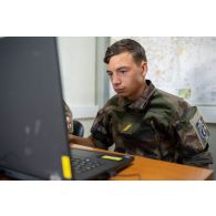 Un soldt du 1er régiment de spahis (RS) travaille sur ordinateur dans la salle des simulateurs au centre opérationnel de Deir Kifa, au Sud-Liban.