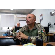 Un soldat italien travaille dans la salle des simulateurs au centre opérationnel de Deir Kifa, au Sud-Liban.