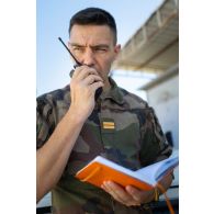 Un chef de section du 1er régiment de spahis (RS) coordonne un exercice au centre opérationnel de Deir Kifa, au Sud-Liban.