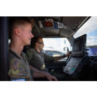 Des officiers finlandais travaillent à bord de leur véhicule de commandement Mercedes Class G à Deir Kifa, au Sud-Liban.