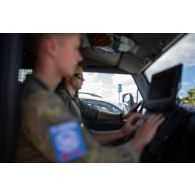 Des officiers finlandais travaillent à bord de leur véhicule de commandement Mercedes Class G à Deir Kifa, au Sud-Liban.