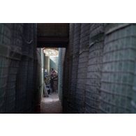 Des soldats se mettent à l'abri d'un shelter lors d'une alerte à Deir Kifa, au Sud-Liban.