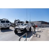 Un véhicule blindé léger (VBL) du 1er régiment de spahis (RS) protège un convoi au départ du camp de Deir Kifa, au Sud-Liban.