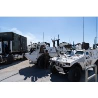 Des soldats s'apprêtent à monter à bord de leur véhicule de l'avant blindé (VAB) au départ d'un convoi depuis le camp de Deir Kifa, au Sud-Liban.