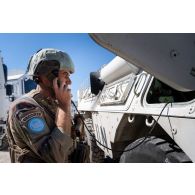 Un soldat du 503e régiment du train (RT) communique par radio pour l'escorte d'un convoi au départ du camp de Deir Kifa, au Sud-Liban.