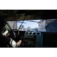 Un soldat du peloton de circulation et d'escorte (PCE) du 503e régiment du train (RT) circule à bord de son petit véhicule protégé (PVP) à l'entrée du camp 6-41 de Nabatieh, au Sud-Liban.