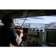 Un soldat du peloton de circulation et d'escorte (PCE) du 503e régiment du train (RT) circule à bord de son petit véhicule protégé (PVP) à l'entrée du camp 6-41 de Nabatieh, au Sud-Liban.