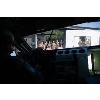 Un soldat du peloton de circulation et d'escorte (PCE) du 503e régiment du train (RT) circule à bord de son petit véhicule protégé (PVP) à l'entrée du camp 6-41 de Nabatieh, au Sud-Liban.