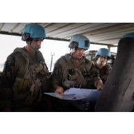 Des soldats se coordonnent à l'intérieur d'un poste d'observation lors d'une alerte à Deir Kifa, au Sud-Liban.