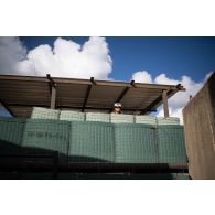 Un soldat surveille le périmètre à l'intérieur d'un poste d'observation lors d'une alerte à Deir Kifa, au Sud-Liban.