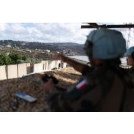 Des soldats surveillent le périmètre à l'intérieur d'un poste d'observation lors d'une alerte à Deir Kifa, au Sud-Liban.