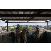 Des soldats surveillent le périmètre depuis un poste d'observation lors d'une alerte à Deir Kifa, au Sud-Liban.