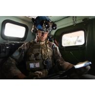 Le maître Vincent du groupement de plongeurs-démineurs de la Méditerranée (GPD Med) déploie un drone Parrot depuis son véhicule de l'avant blindé (VAB) à Meiss El Jabal, au Sud-Liban.