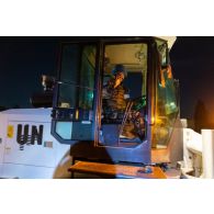Un casque bleu népalais conduit un bulldozer pour le déblaiement des ruines de la ville de Meiss El Jabal, au Sud-Liban.