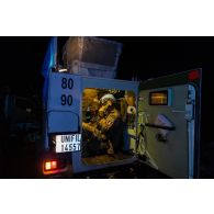 Un démineur du groupement de plongeurs-démineurs de la Méditerranée (GPD Med) communique par radio à bord d'un petit véhicule protégé (PVP) à Meiss El Jabal, au Sud-Liban.