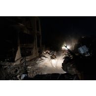 Un soldat du 1er régiment de spahis (RS) sécurise le dispositif de déblaiement en trappe de son véhicule blindé léger (VBL) dans les ruines de la ville de Meiss El Jabal, au Sud-Liban.