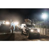 Un petit véhicule protégé (PVP) stationne devant l'entrée du camp de Meiss El Jabal, au Sud-Liban.