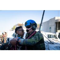 Un casque bleu népalais offre un khata tibétain à son homologue finlandais en remerciement de sa participation au déblaiement des ruines de la ville de Meiss El Jabal, au Sud-Liban.
