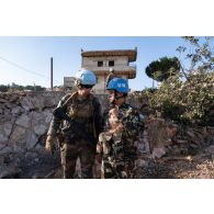 Le lieutenant Edouard du 1er régiment étranger de génie (REG) se coordonne avec son homologue népalais pour le déblaiement des ruines à l'entrée de la ville de Meiss El Jabal, au Sud-Liban.