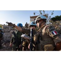 Le lieutenant Edouard du 1er régiment étranger de génie (REG) transmet ses consignes à un légionnaire pour le déblaiement des ruines à l'entrée de la ville de Meiss El Jabal, au Sud-Liban.