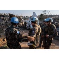 Le commandant d'unité du 1er régiment étranger de génie (REG) se coordonne avec son homologue népalais pour le déblaiement des ruines à l'entrée de la ville de Meiss El Jabal, au Sud-Liban.