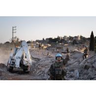 Un engin du génie rapide de protection (EGRAP) du 1er régiment étranger de génie (REG) déblaie les ruines à l'entrée de la ville de Meiss El Jabal, au Sud-Liban.