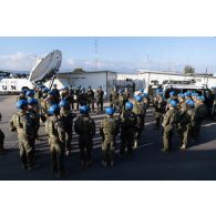 Des casques bleus finlandais se réunissent pour un briefing à Meiss El Jabal, au Sud-Liban.