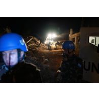 Un bulldozer des casques bleus népalais déblai les ruines à l'entrée de la ville de Meiss El Jabal, au Sud-Liban.