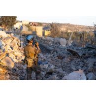 Un démineur du groupement de plongeurs-démineurs de la Méditerranée (GPD Med) inspecte les ruines à l'entrée de la ville de Meiss El Jabal, au Sud-Liban.