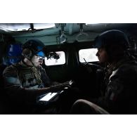 Des démineurs du groupement de plongeurs-démineurs de la Méditerranée (GPD Med) travaillent à l'arrière de leur véhicule de l'avant blindé (VAB) pour la reconnaissance des ruines à l'entrée de la ville de Meiss El Jabal, au Sud-Liban.