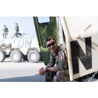 Portrait du maître Vincent du groupement de plongeurs-démineurs de la Méditerranée (GPD Med) à l'arrière de son véhicule de l'avant blindé (VAB) à Meiss El Jabal, au Sud-Liban.